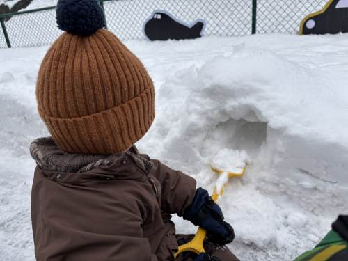 Vi graver, aker og har det veldig gøy med snøen ute!